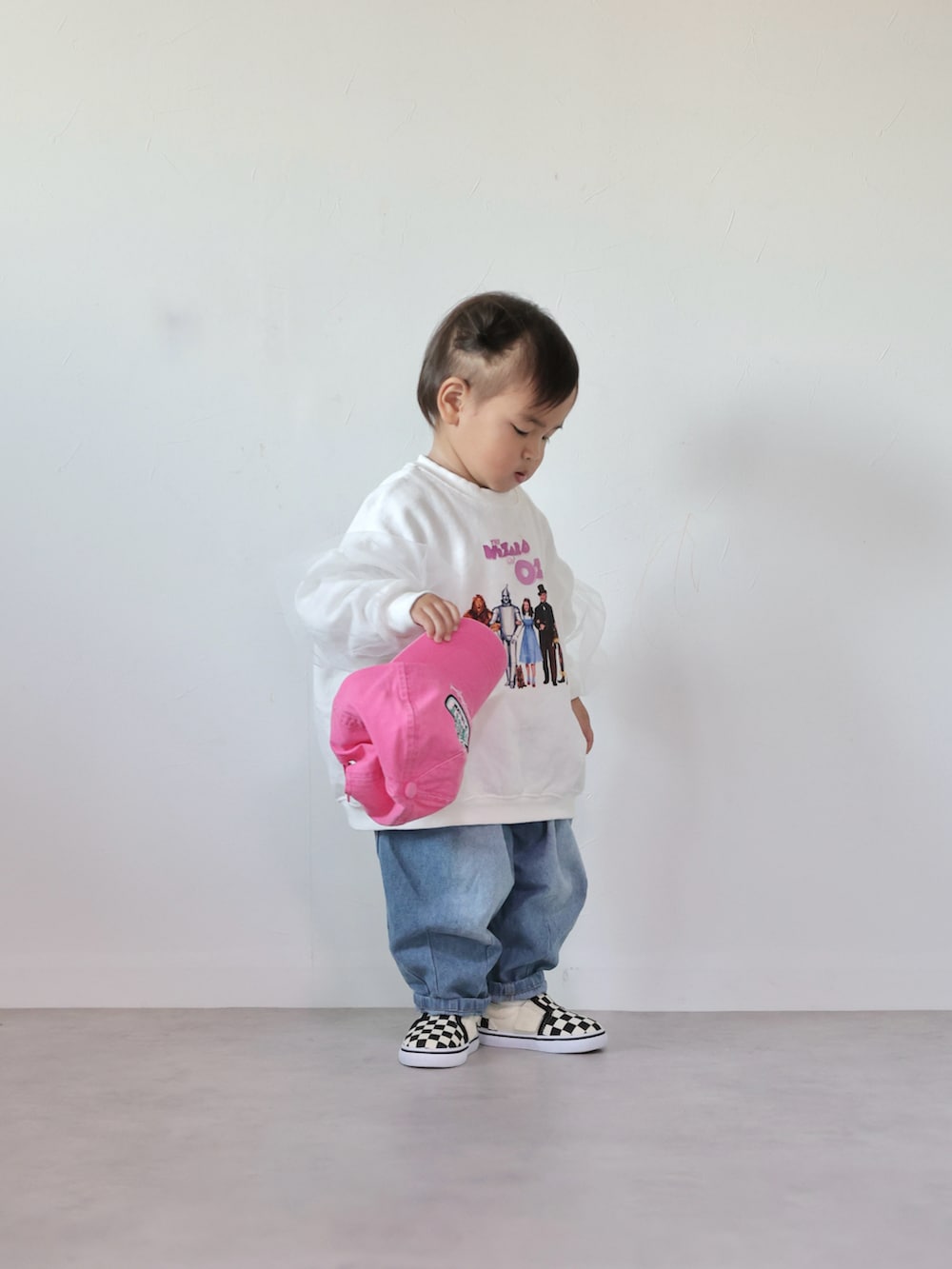 ホワイト系のスウェット、ブルー系のその他パンツ、ブラック系のスニーカーを着用したキッズの冬コーディネートの4枚目の写真