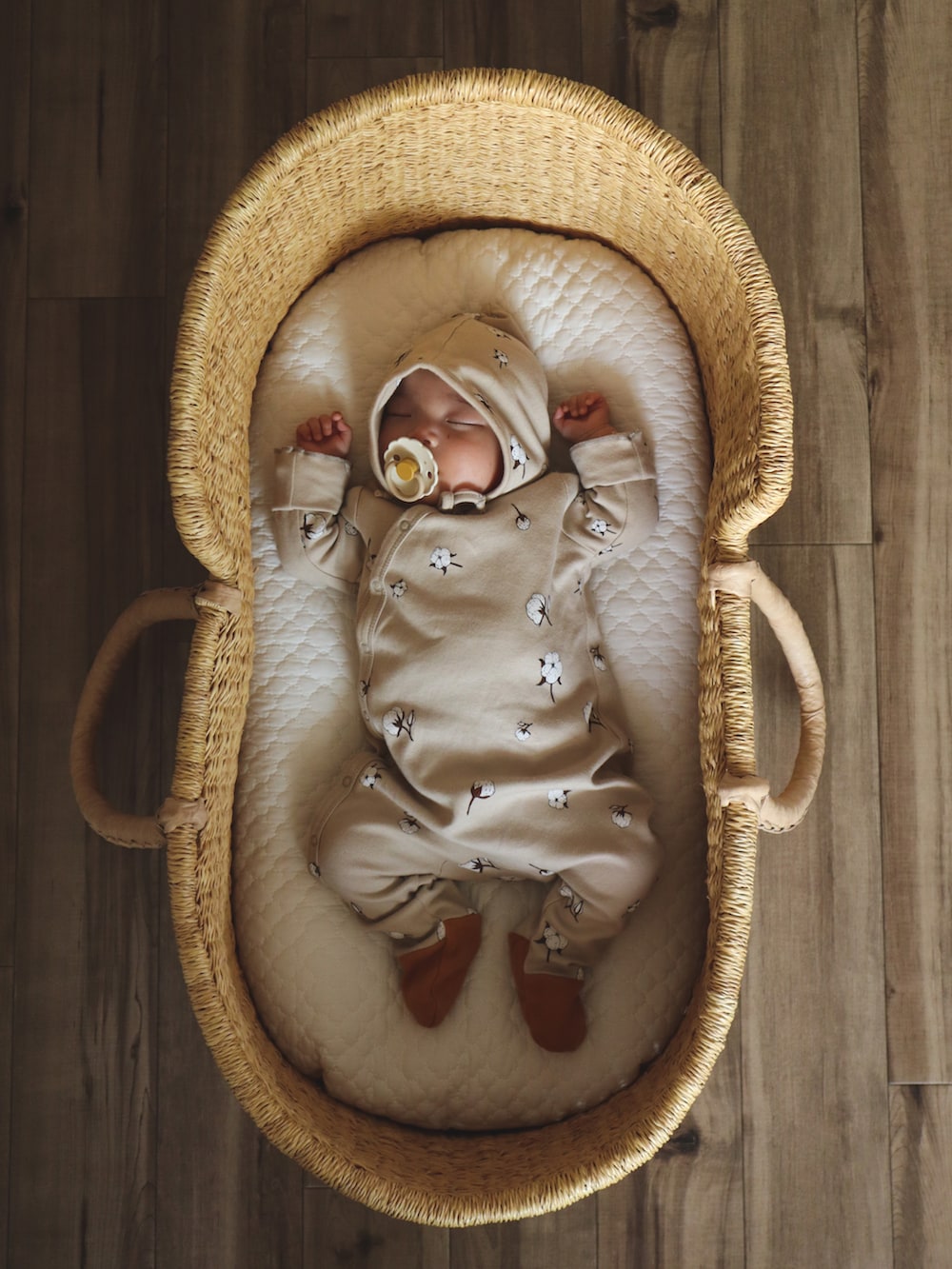 その他のニットキャップ/ビーニー、ベージュ系のロンパース、ホワイト系のその他ベビー用品を着用したキッズの春コーディネートの4枚目の写真