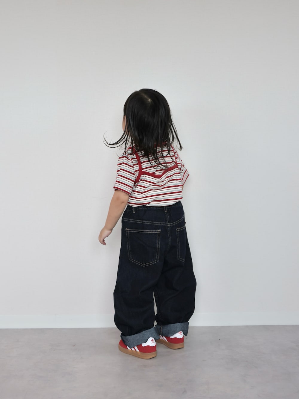 レッド系のスニーカー、ホワイト系のTシャツ/カットソー、ブルー系のパンツを着用したキッズの夏コーディネートの3枚目の写真