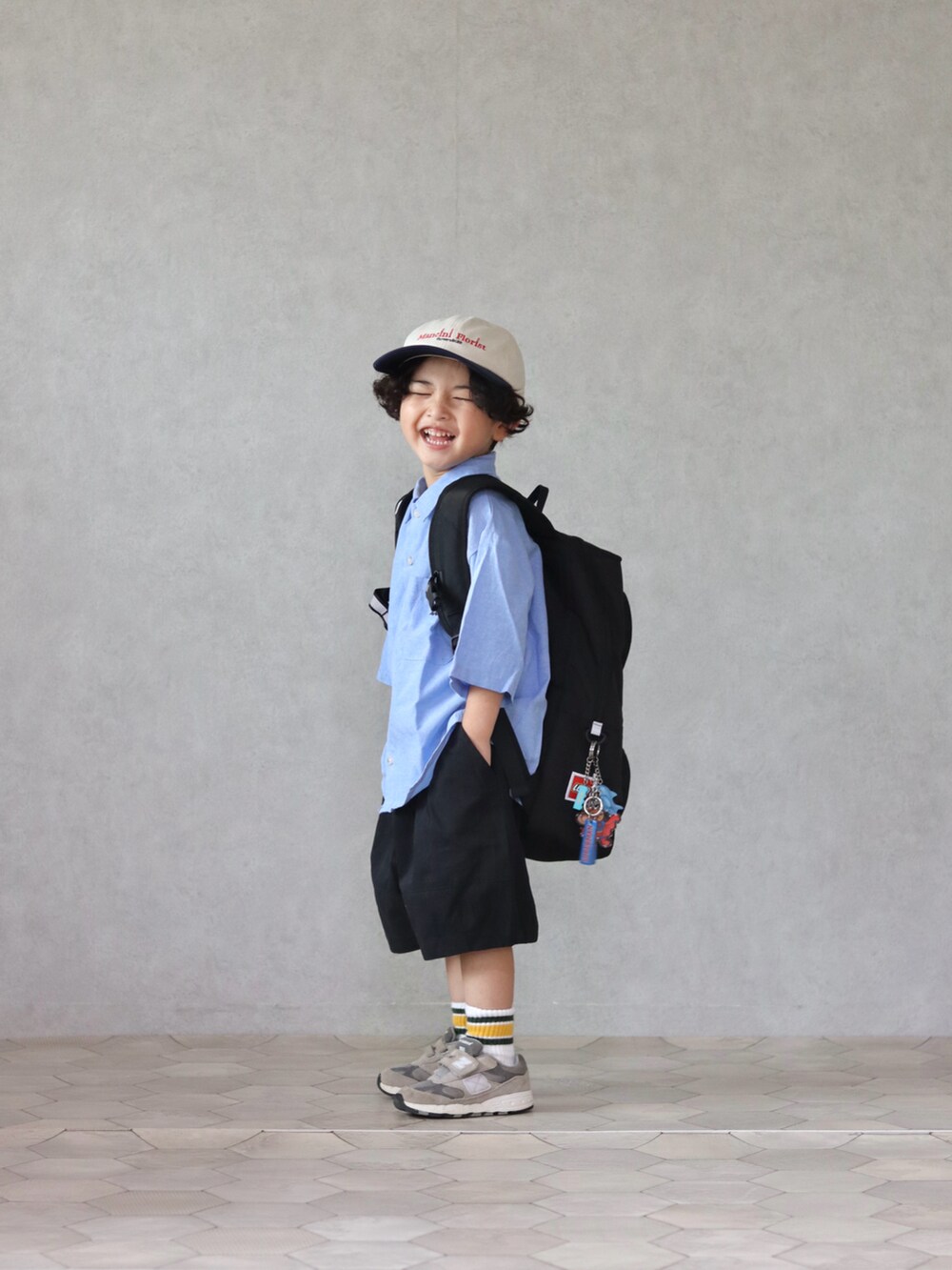 ブルー系のシャツ/ブラウス、ブラック系のその他パンツ、グレー系のシューズを着用したキッズの夏コーディネートの4枚目の写真