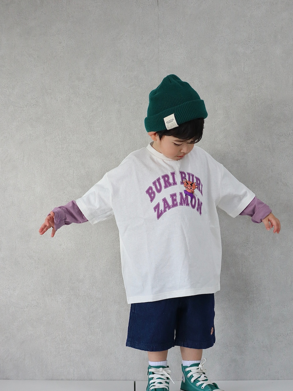 ホワイト系のTシャツ/カットソー、パープル系のTシャツ/カットソー、ブルー系のデニムパンツを着用したキッズの春コーディネートの2枚目の写真