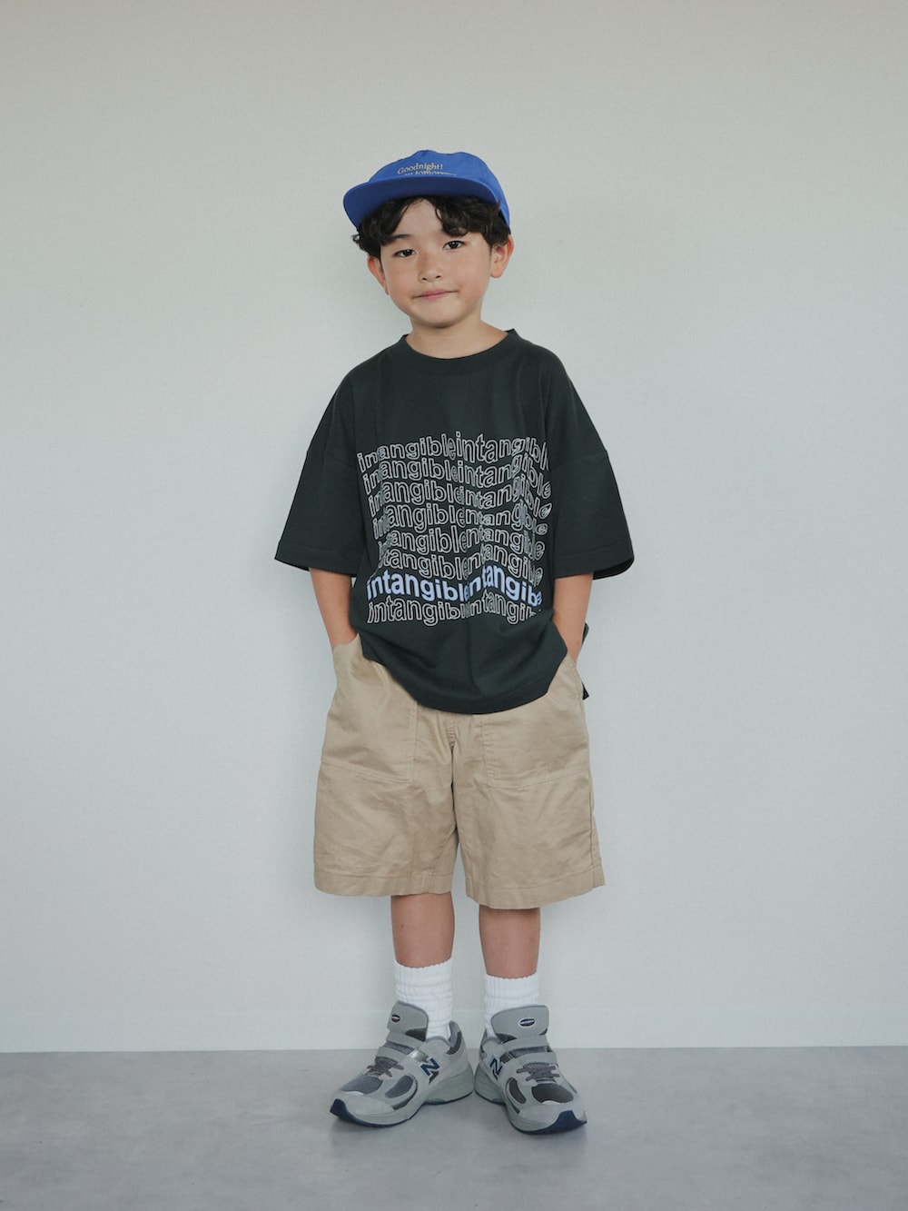 ブラック系のTシャツ/カットソー、グレー系のスニーカー、ベージュ系のパンツを着用したキッズの夏コーディネートの4枚目の写真