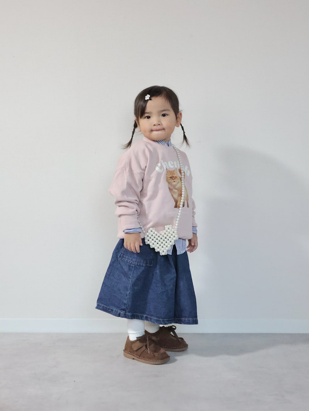 その他のスウェット、ブルー系のスカート、ブラウン系のモカシン/デッキシューズを着用したキッズの秋コーディネートの2枚目の写真