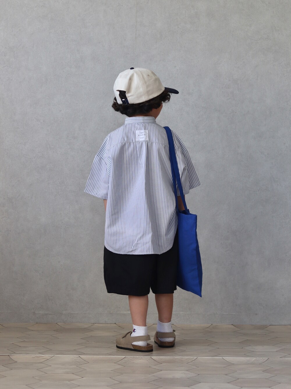 ブルー系のシャツ/ブラウス、ブラック系のその他パンツ、ベージュ系のサンダルを着用したキッズの夏コーディネートの3枚目の写真