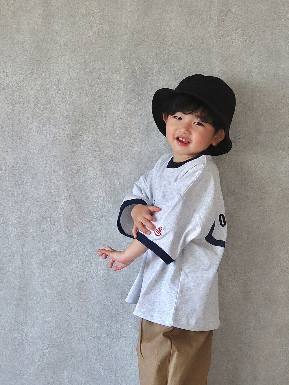 グレー系のTシャツ/カットソー、ベージュ系のその他パンツ、イエロー系のスニーカーを着用したキッズの春コーディネートの4枚目の写真