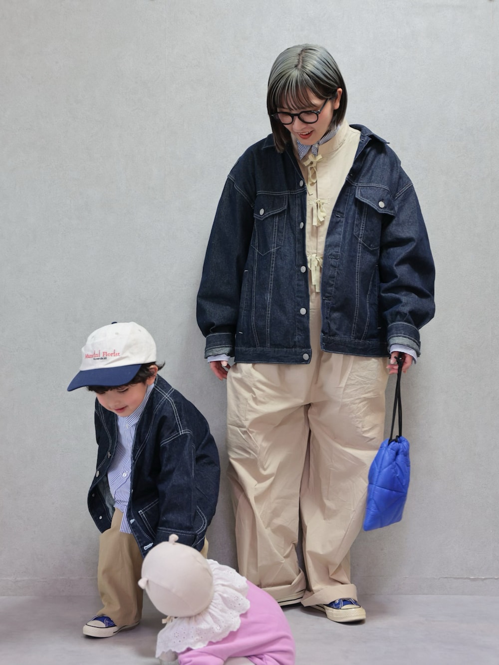 ベージュ系のつなぎ/オールインワン、ブルー系のショルダーバッグ、ブルー系のカバーオールを着用したキッズの冬コーディネートの4枚目の写真