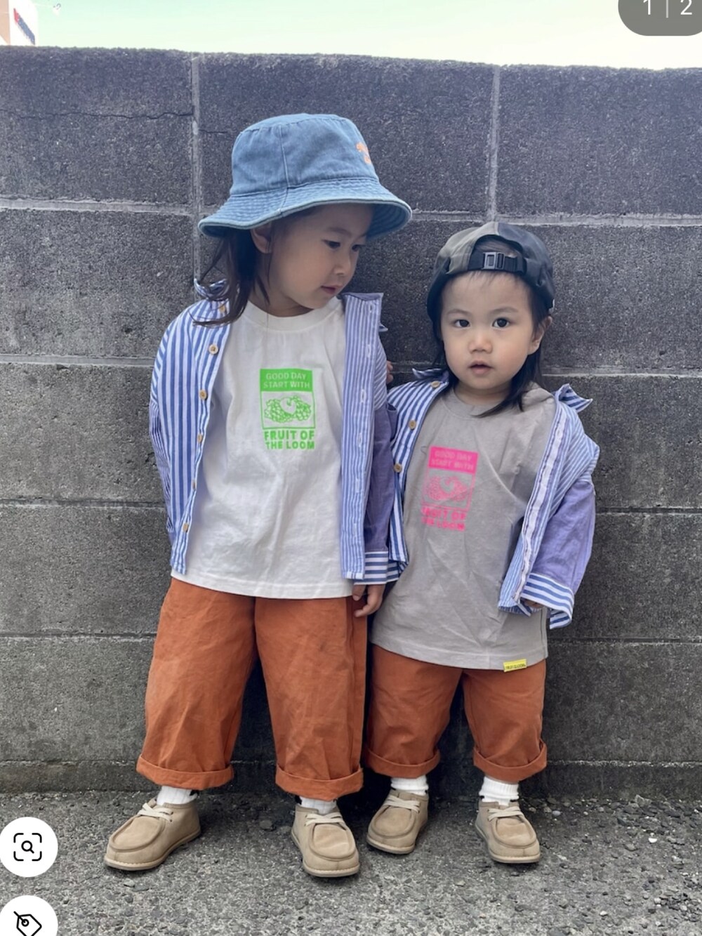 ブルー系のシャツ/ブラウス、ピンク系のTシャツ/カットソー、ブラウン系のパンツを着用したキッズの春コーディネートの2枚目の写真