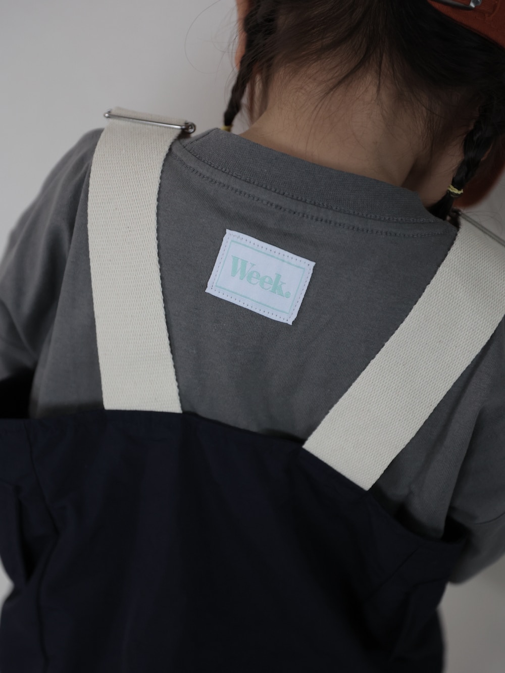 その他のTシャツ/カットソー、ホワイト系のパンツ、ブルー系のベストを着用したキッズの春コーディネートの5枚目の写真