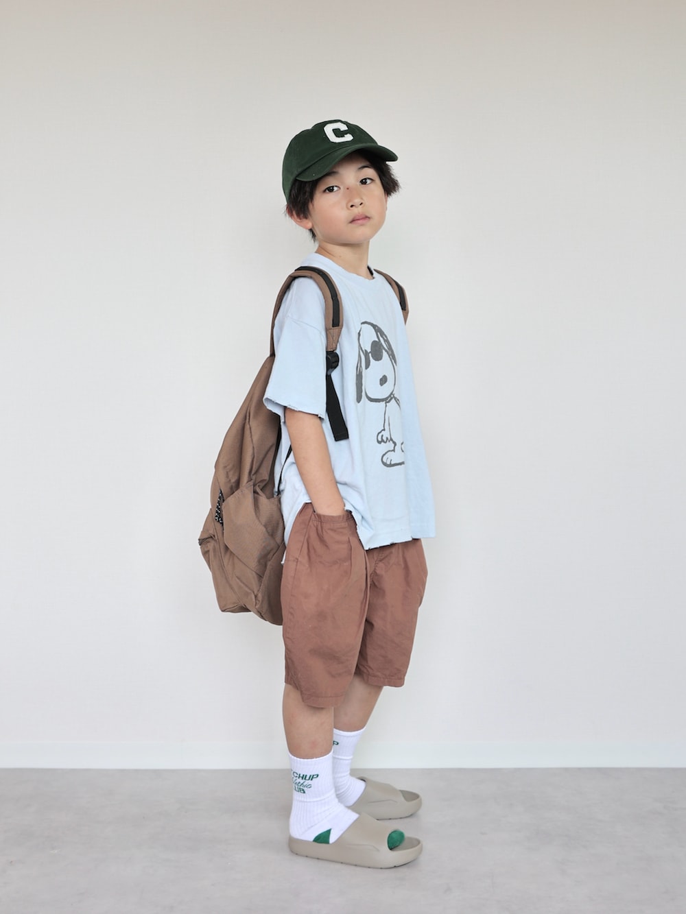 ブルー系のTシャツ/カットソー、ブラウン系のその他パンツ、ブラウン系のバックパック/リュックを着用したキッズの夏コーディネートの2枚目の写真