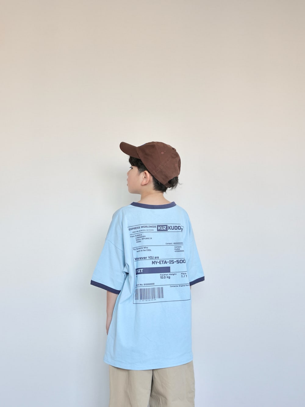 ブルー系のTシャツ/カットソー、ベージュ系のその他パンツ、ブラウン系のスニーカーを着用したキッズの春コーディネートの5枚目の写真