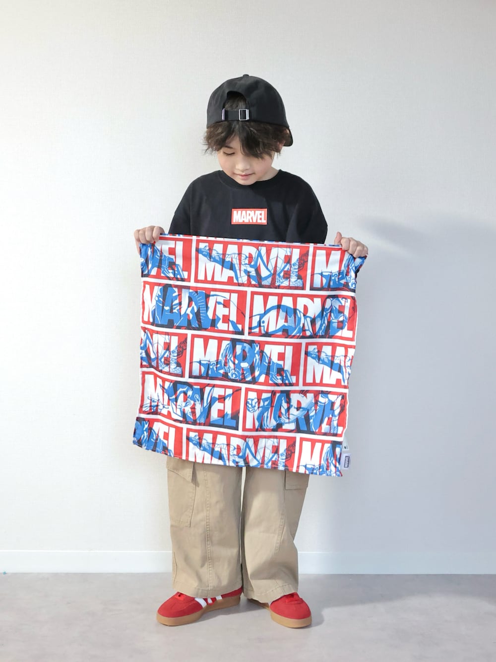 ブラック系のTシャツ/カットソー、ベージュ系のその他パンツ、レッド系のスニーカーを着用したキッズの冬コーディネートの2枚目の写真