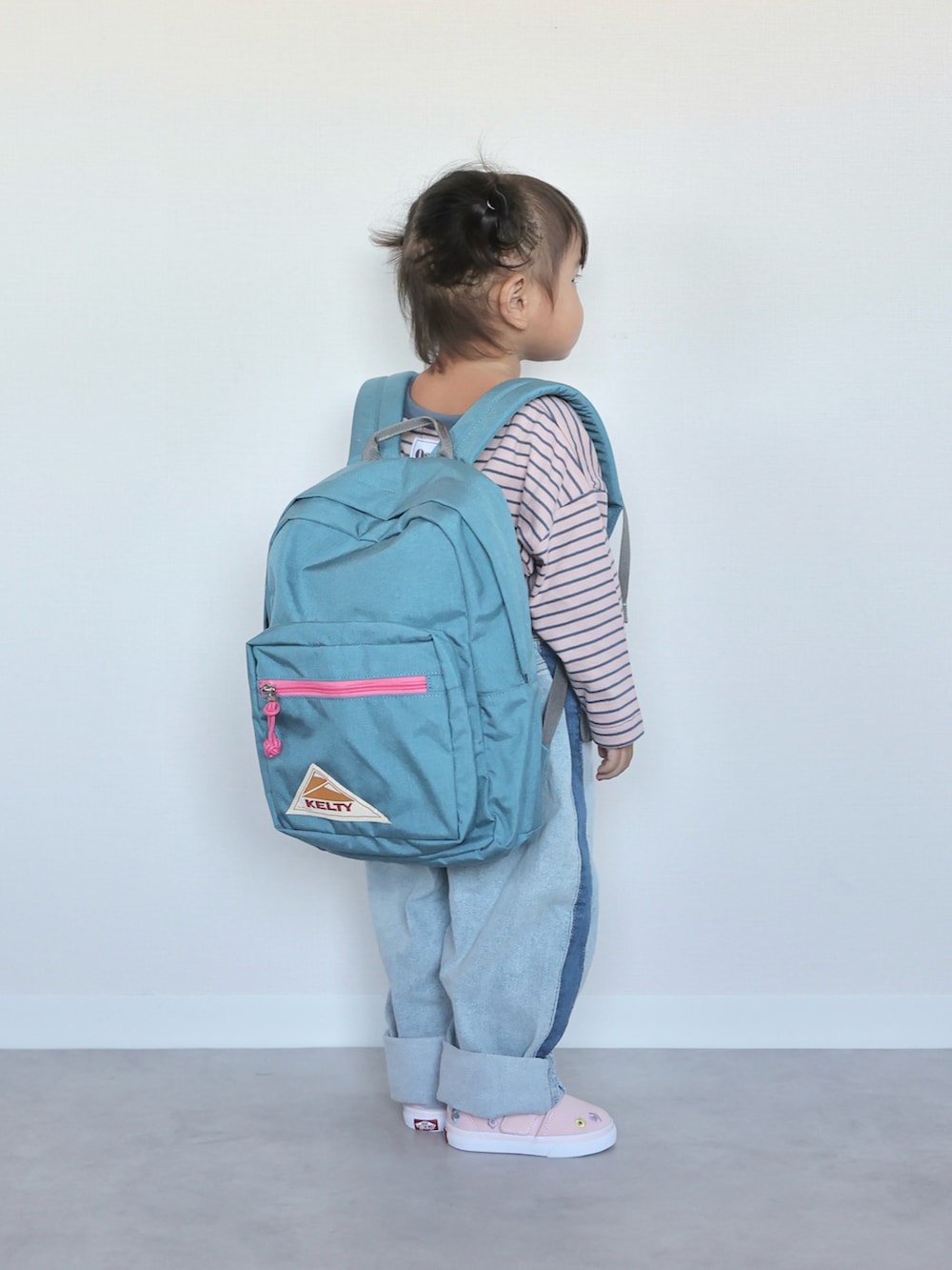 ピンク系のTシャツ/カットソー、ブルー系のデニムパンツ、ピンク系のスニーカーを着用したキッズの秋コーディネートの4枚目の写真