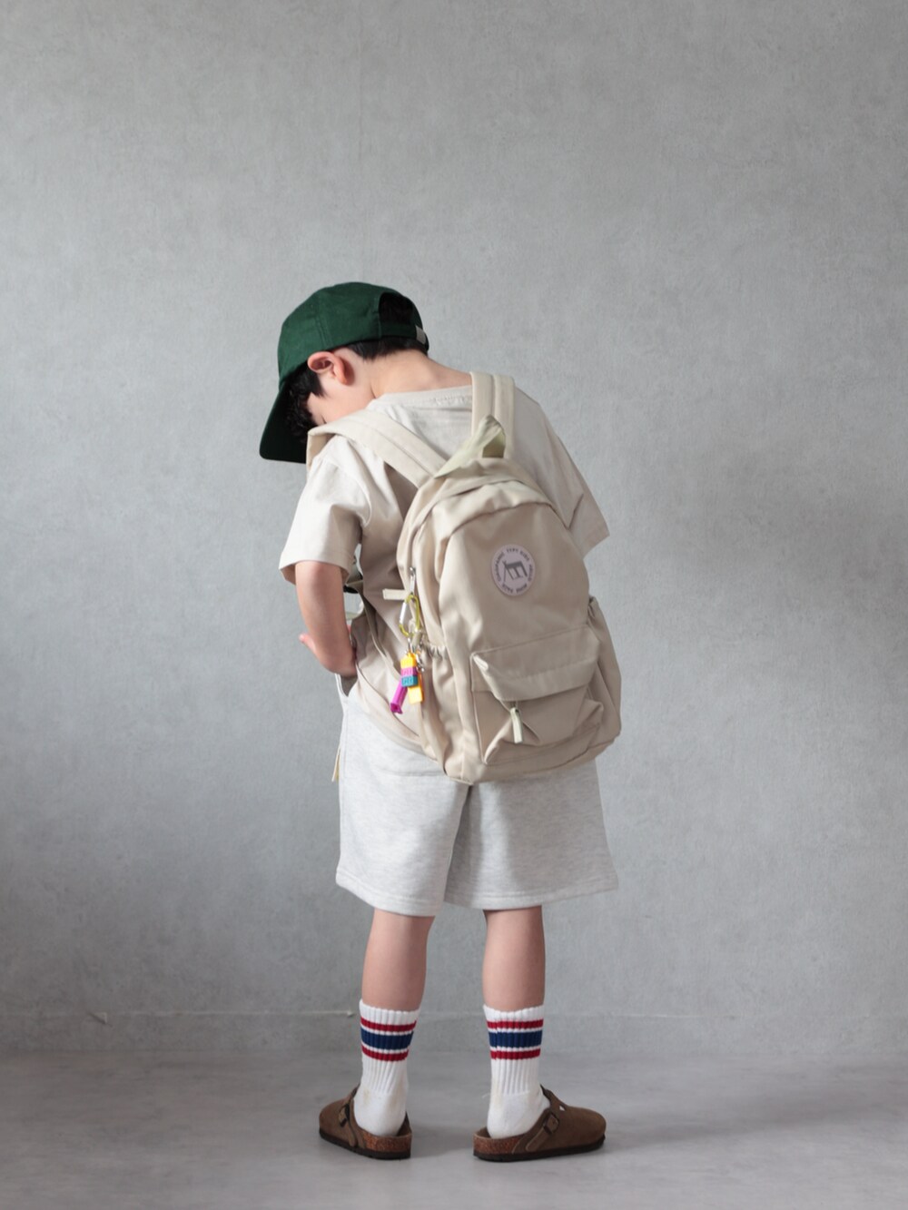 ベージュ系のTシャツ/カットソー、ベージュ系のその他パンツ、ベージュ系のシューズを着用したキッズの春コーディネートの3枚目の写真