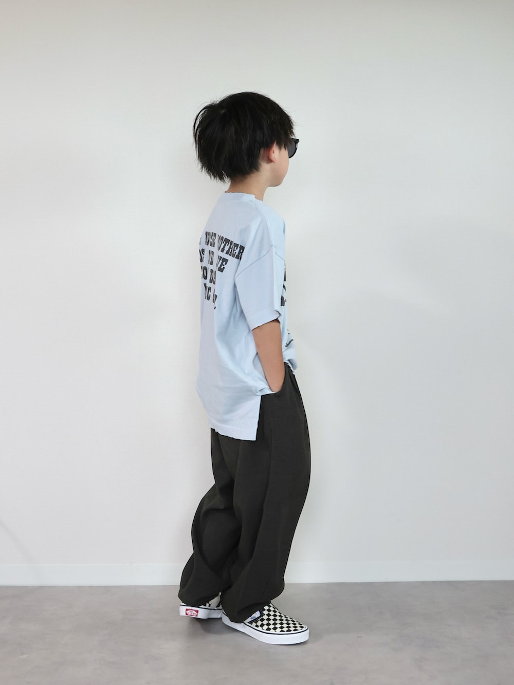 グレー系のその他パンツ、ブルー系のTシャツ/カットソー、ブラック系のスリッポンを着用したキッズの夏コーディネートの2枚目の写真