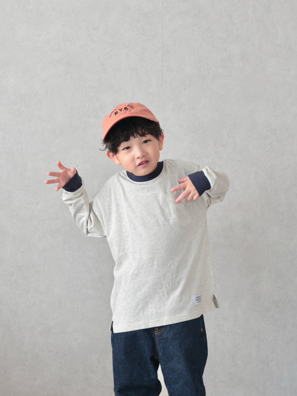 ベージュ系のTシャツ/カットソー、ブルー系のデニムパンツ、ホワイト系のスニーカーを着用したキッズの春コーディネートの5枚目の写真