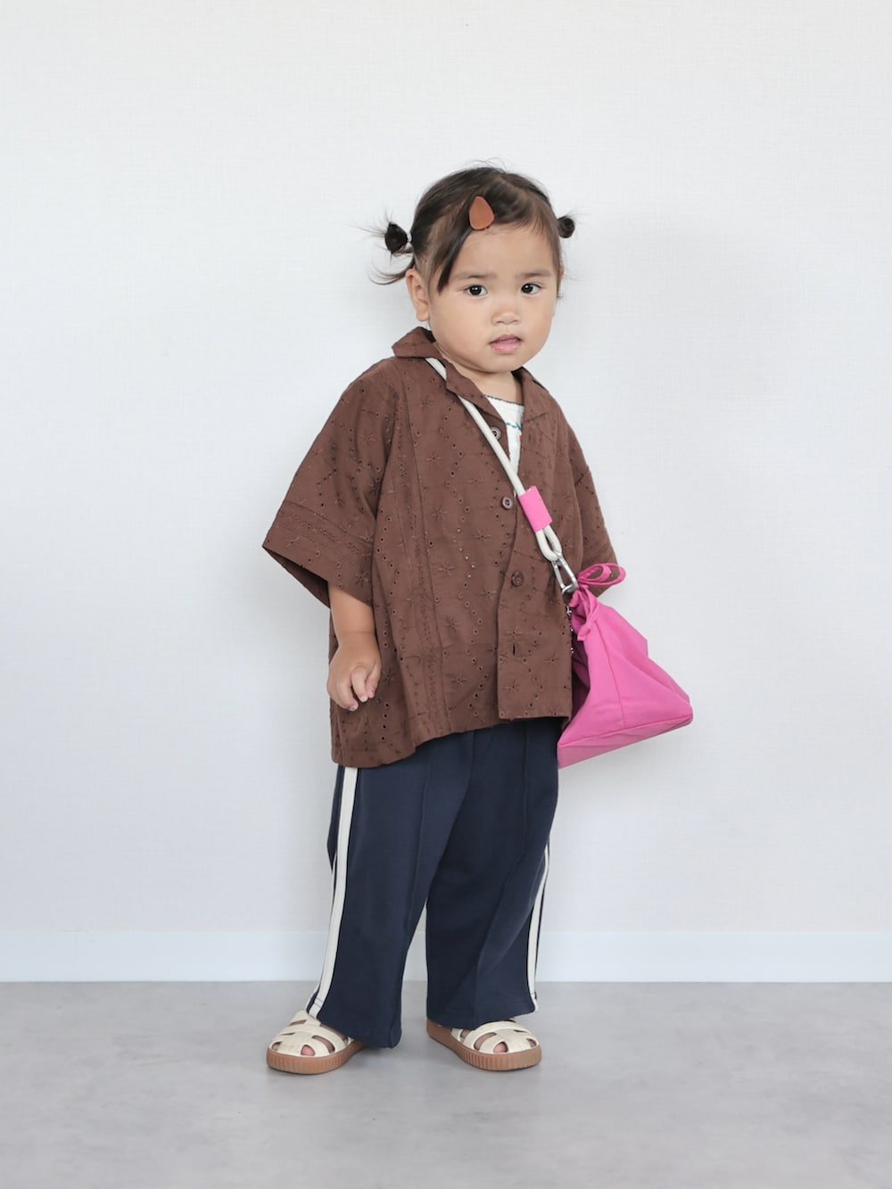 ホワイト系のサンダル、ブラウン系のシャツ/ブラウス、オレンジ系のキャミソールを着用したキッズの夏コーディネートの4枚目の写真