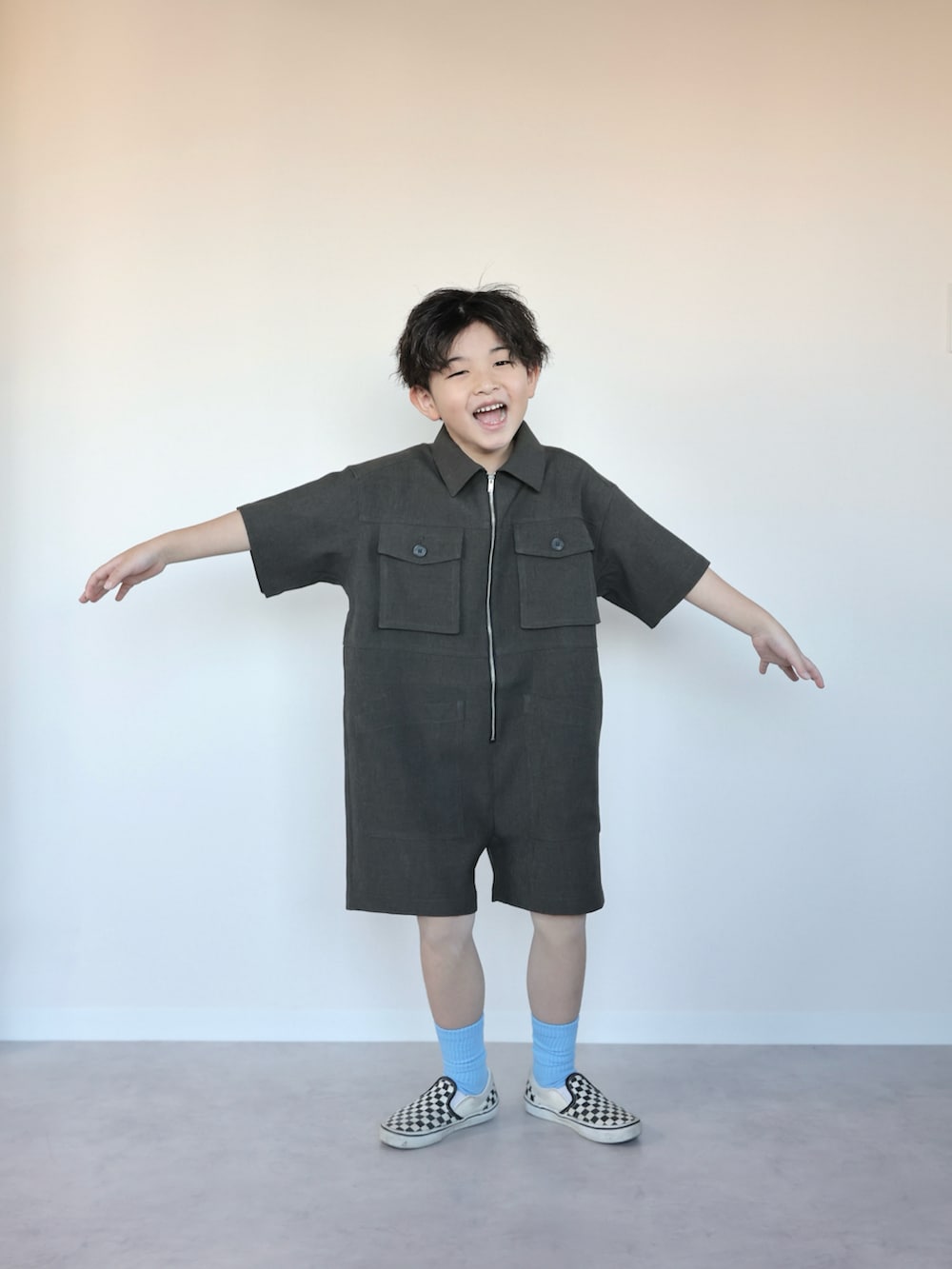 グレー系のつなぎ/オールインワン、ブルー系のトートバッグ、ブラック系のスリッポンを着用したキッズの春コーディネートの5枚目の写真