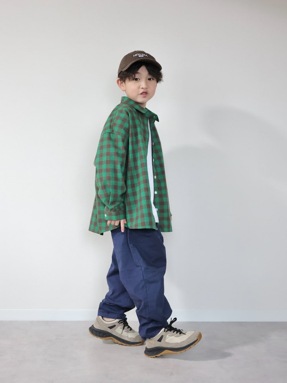 グレー系のTシャツ/カットソー、グリーン系のシャツ/ブラウス、ブルー系のデニムパンツを着用したキッズの冬コーディネートの3枚目の写真