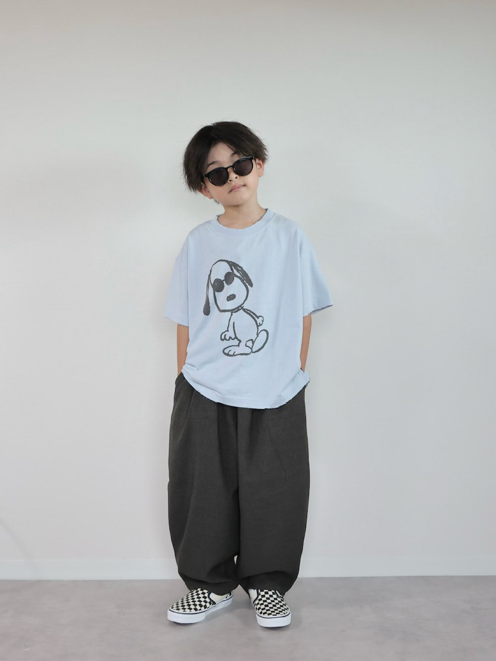 グレー系のその他パンツ、ブルー系のTシャツ/カットソー、ブラック系のスリッポンを着用したキッズの夏コーディネートの5枚目の写真