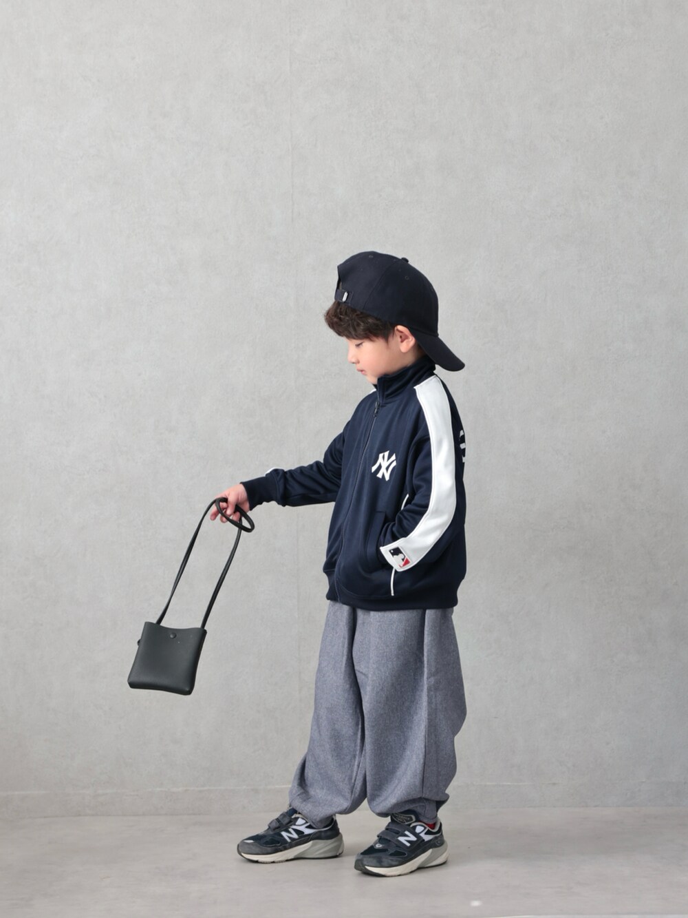 ブルー系のジャージ、グレー系のその他パンツ、ブルー系のスニーカーを着用したキッズの春コーディネートの2枚目の写真