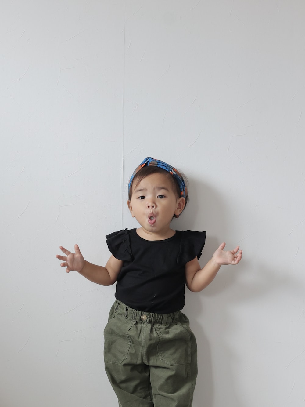 「休日スタイル、きれいめカジュアル、夏コーデ、プチプラ、UNIQLO、ユニクロ、タックイン、シンプルコーデ、1歳、サンダル、ヘアバンド、タンクトップ、カジュアルコーデ」｜「CIAOPANIC TYPYの【KIDS】バティック柄ヘアバンド（ヘアバンド、ブルー系）」を使った、ORITSUさん（キッズ・110cm）の夏コーディネートの5枚目の写真