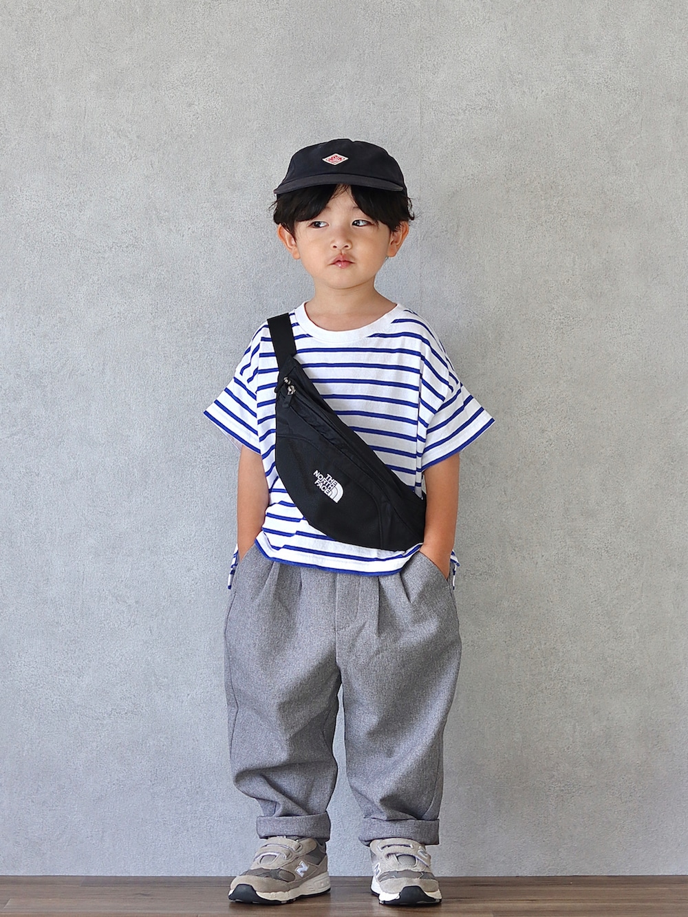 ブルー系のTシャツ/カットソー、グレー系のその他パンツ、ブラック系のボディバッグ/ウエストポーチを着用したキッズの夏コーディネートの3枚目の写真