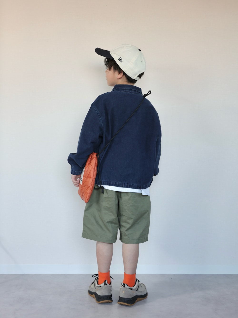 ブルー系のジャケット/アウター、グレー系のTシャツ/カットソー、グリーン系のパンツを着用したキッズの春コーディネートの3枚目の写真