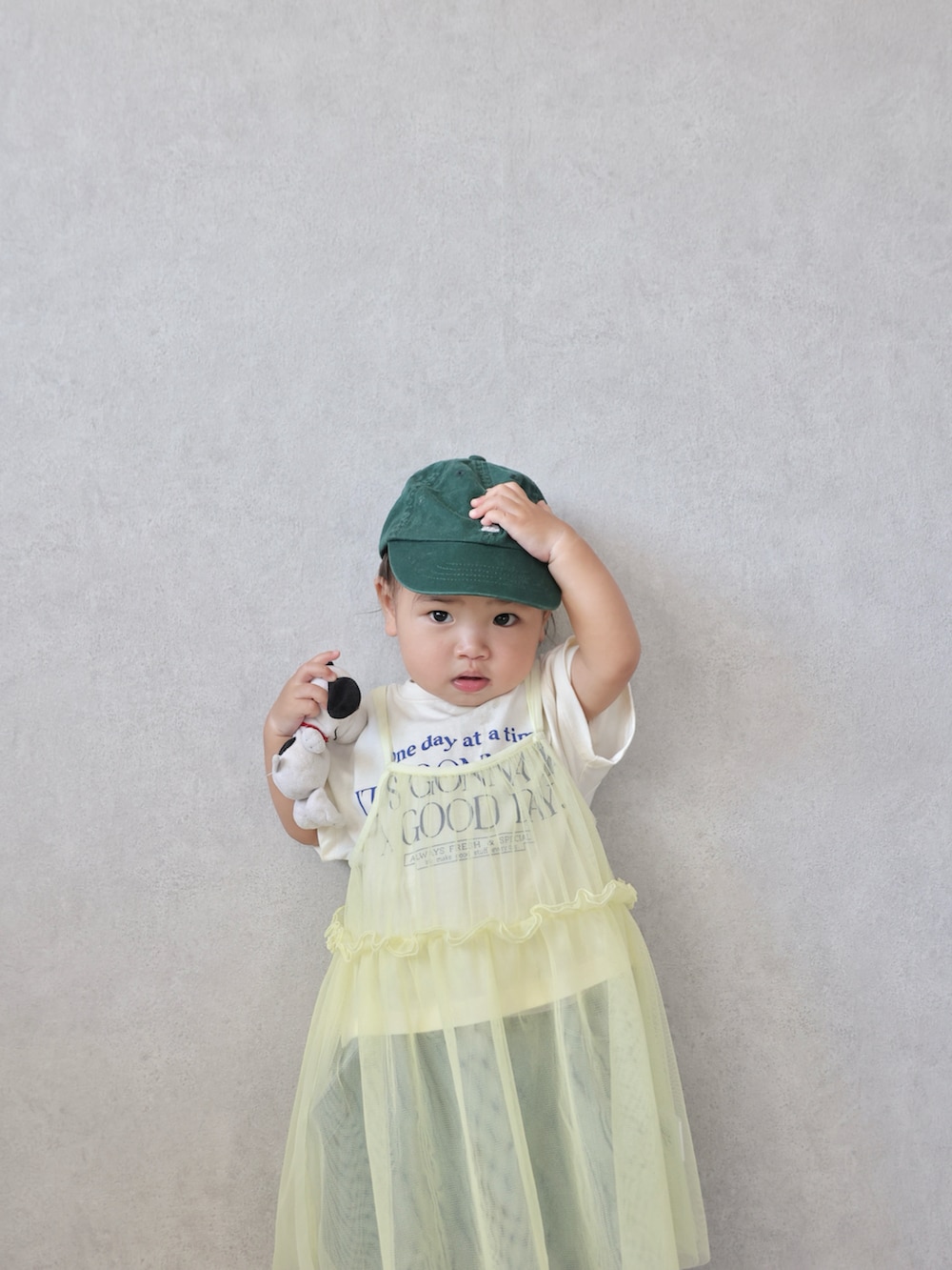 グレー系のワンピース、ホワイト系のTシャツ/カットソー、ブルー系のその他パンツを着用したキッズの夏コーディネートの2枚目の写真