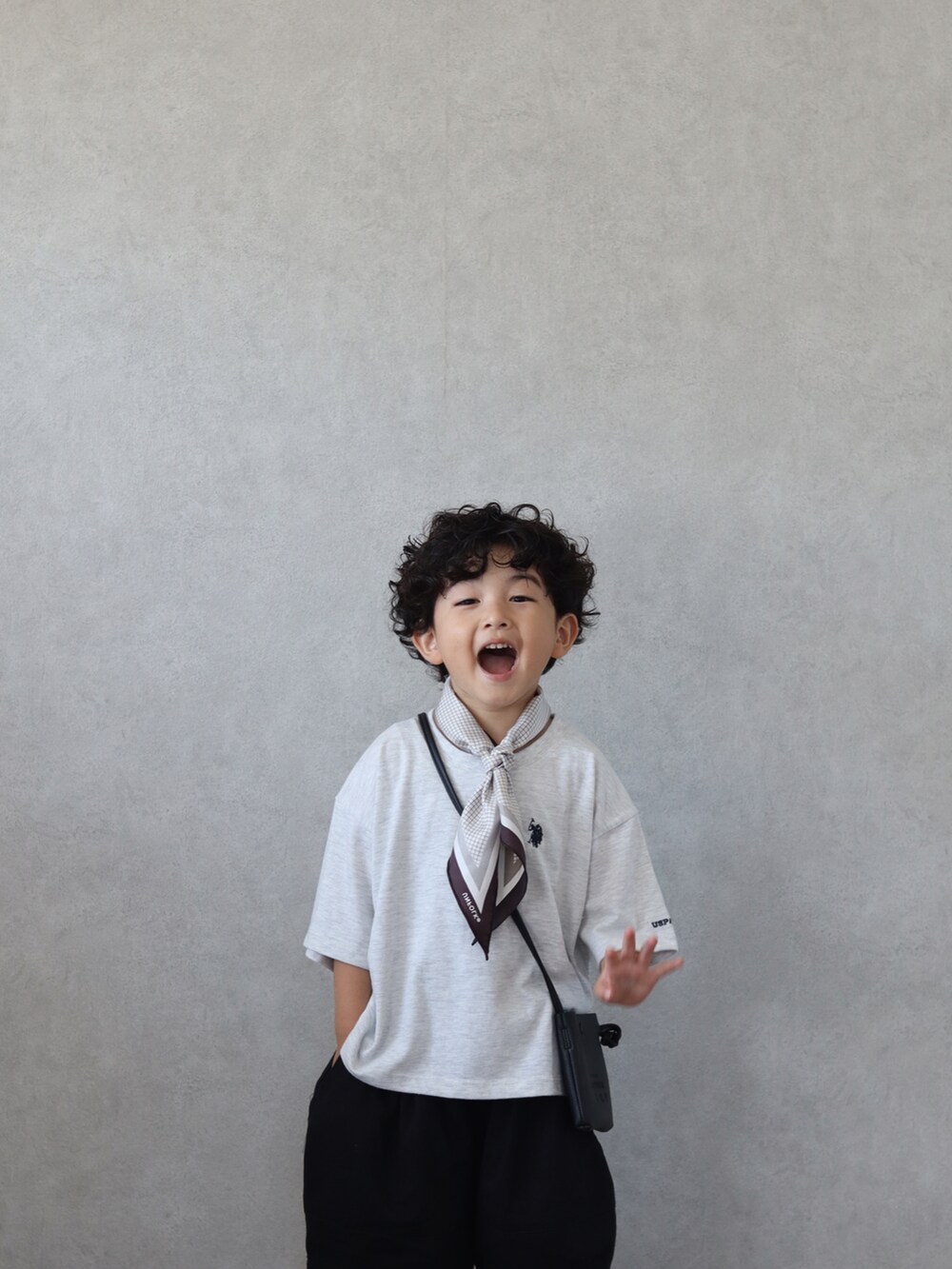 ホワイト系のTシャツ/カットソー、ブラック系のその他パンツ、ブラック系のサンダルを着用したキッズの夏コーディネートの4枚目の写真