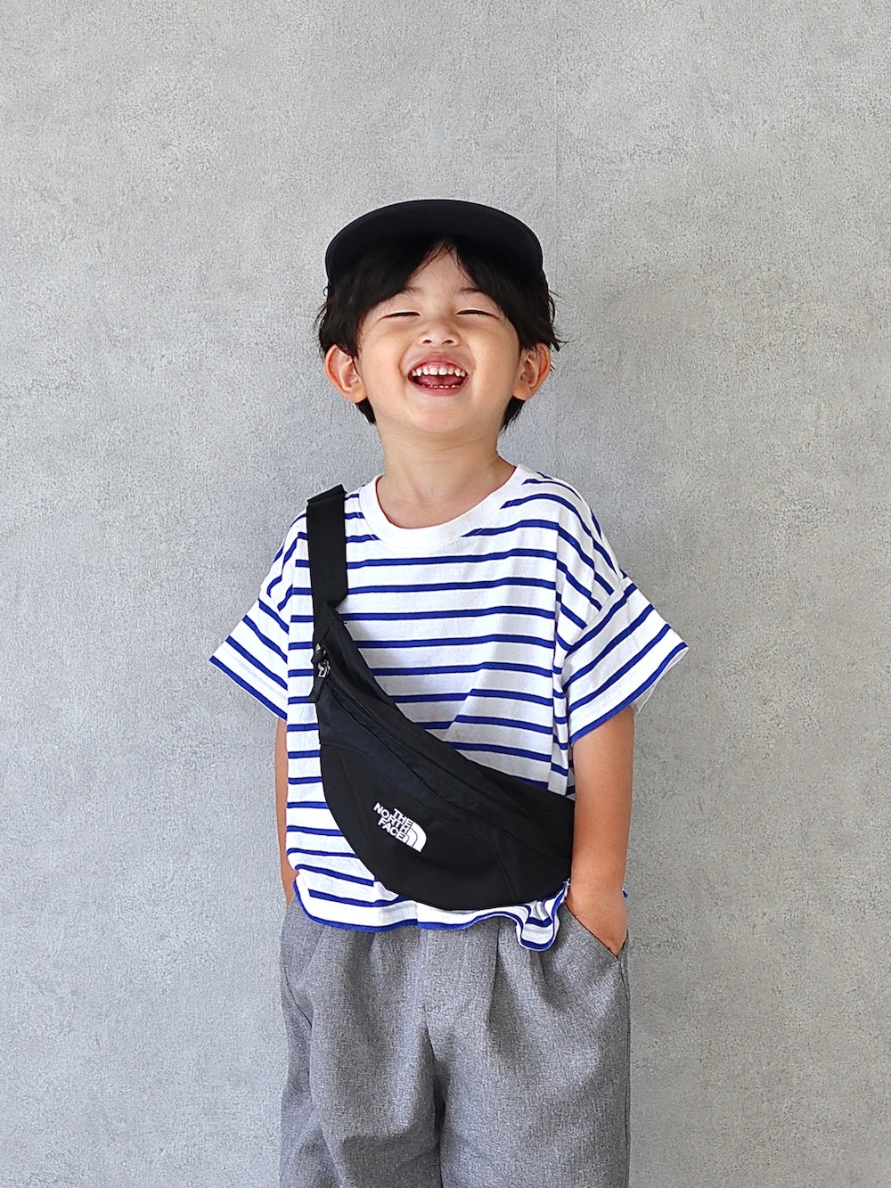 ブルー系のTシャツ/カットソー、グレー系のその他パンツ、ブラック系のボディバッグ/ウエストポーチを着用したキッズの夏コーディネートの4枚目の写真