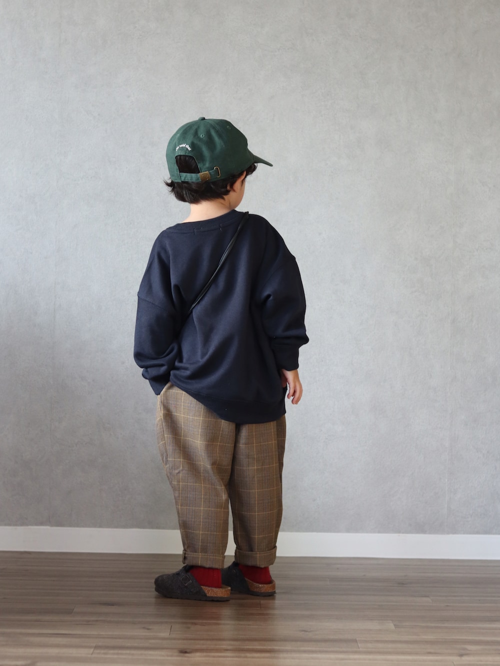 ブルー系のスウェット、ブラウン系のパンツ、グレー系のシューズを着用したキッズの秋コーディネートの4枚目の写真