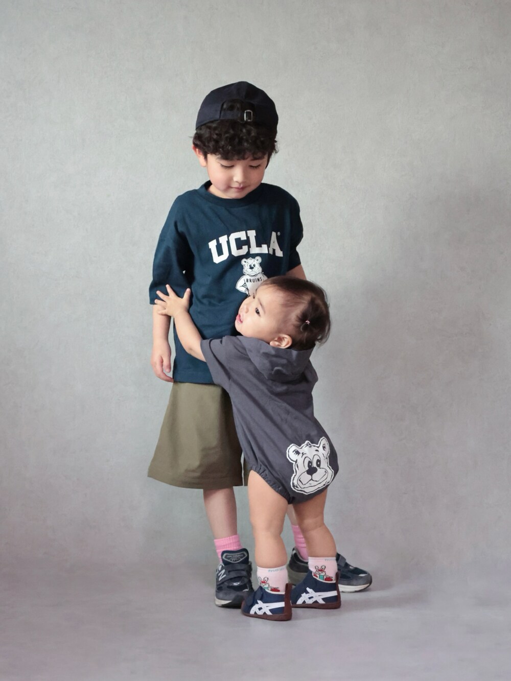 ブルー系のTシャツ/カットソー、グリーン系のパンツ、ブルー系のスニーカーを着用したキッズの春コーディネートの2枚目の写真