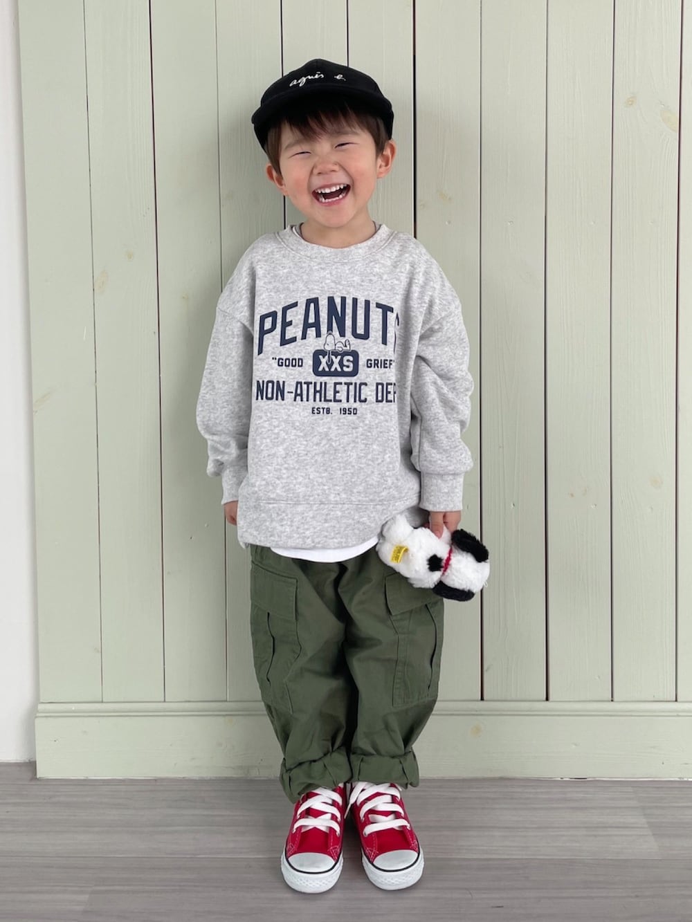 グレー系のスウェット、ホワイト系のTシャツ/カットソー、グリーン系のカーゴパンツを着用したキッズの春コーディネートの2枚目の写真