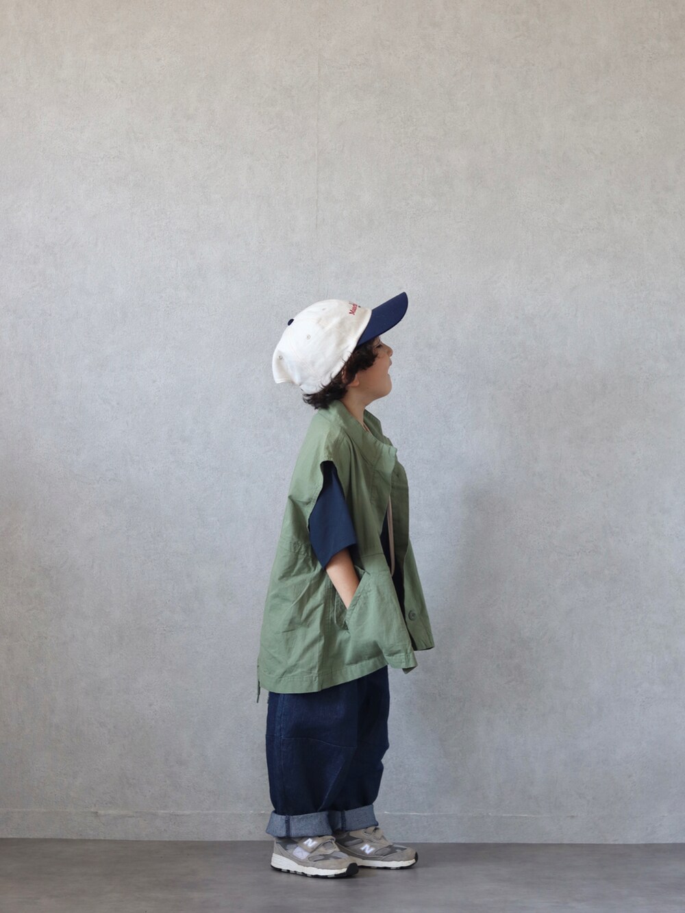 グリーン系のベスト、ブルー系のTシャツ/カットソー、ブルー系のその他パンツを着用したキッズの夏コーディネートの2枚目の写真