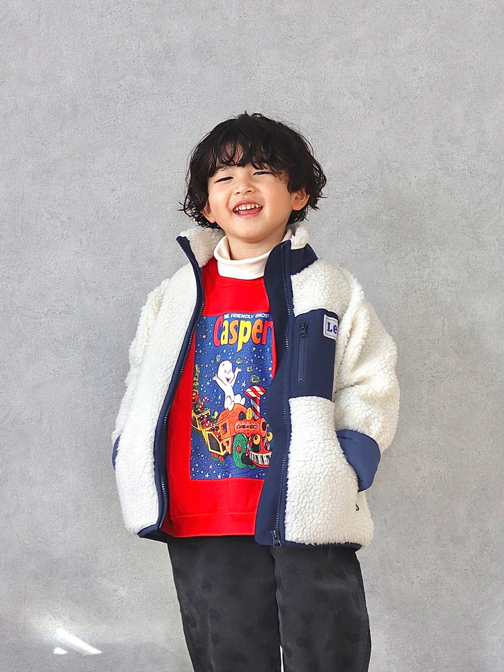 ベージュ系のブルゾン、レッド系のスウェット、ホワイト系のTシャツ/カットソーを着用したキッズの冬コーディネートの4枚目の写真