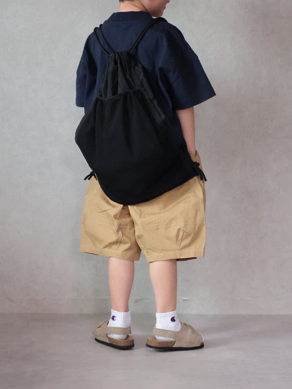 ブルー系のTシャツ/カットソー、ベージュ系のその他パンツ、ベージュ系のサンダルを着用したキッズの春コーディネートの5枚目の写真