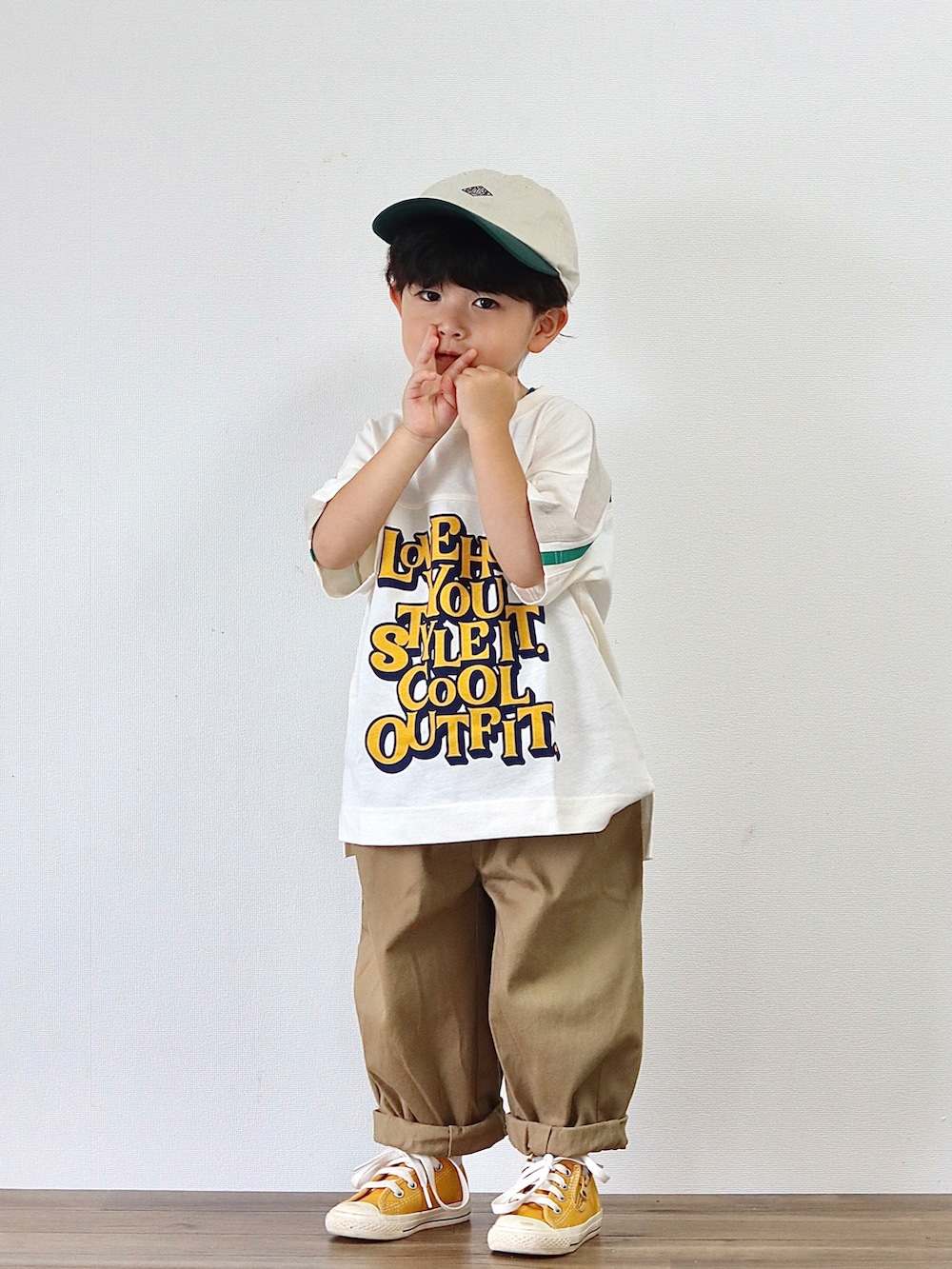 ホワイト系のTシャツ/カットソー、ベージュ系のその他パンツ、イエロー系のスニーカーを着用したキッズの夏コーディネートの3枚目の写真