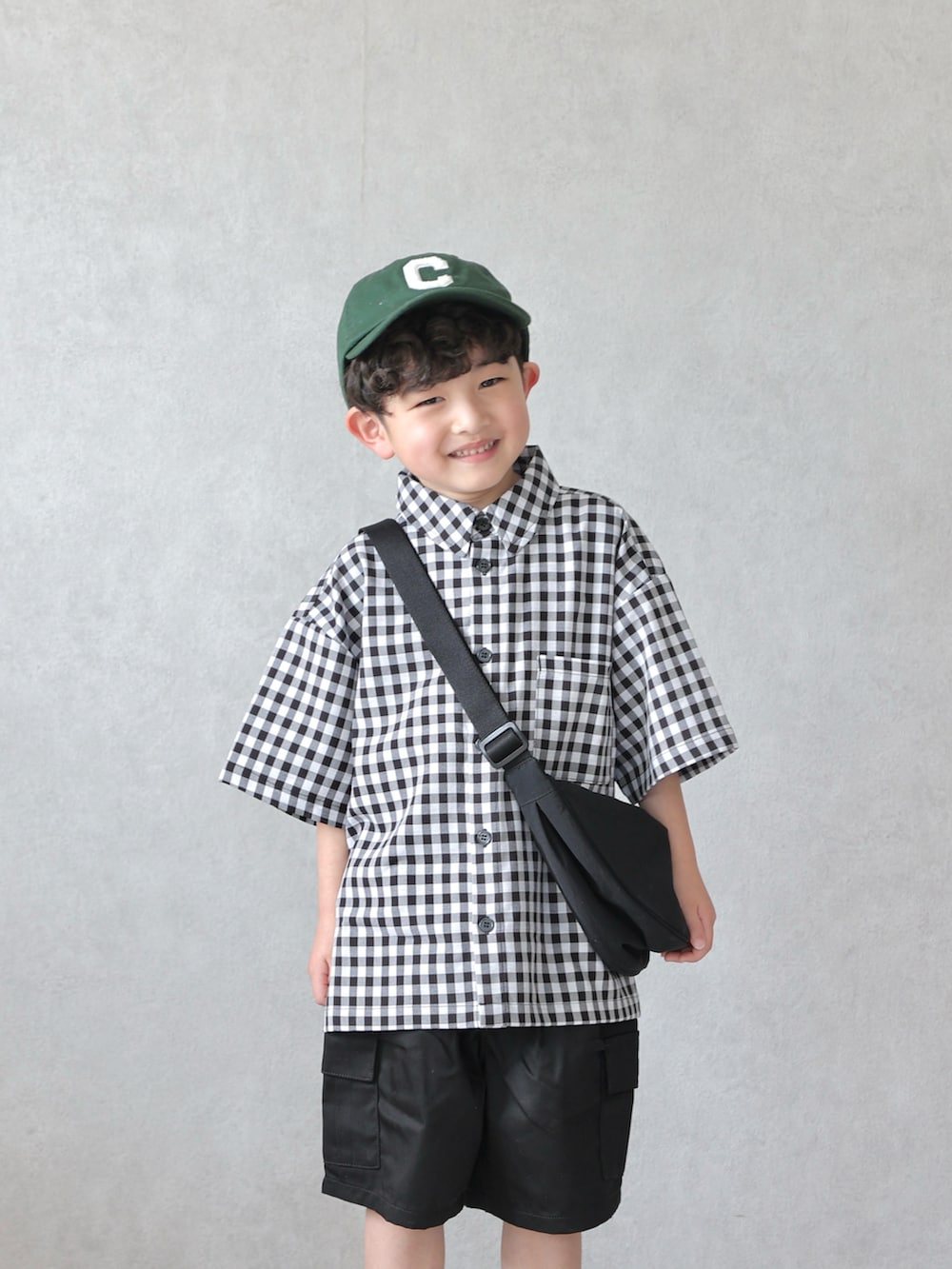 ブラック系のシャツ/ブラウス、ブラック系のその他パンツ、ブラック系のサンダルを着用したキッズの春コーディネートの2枚目の写真