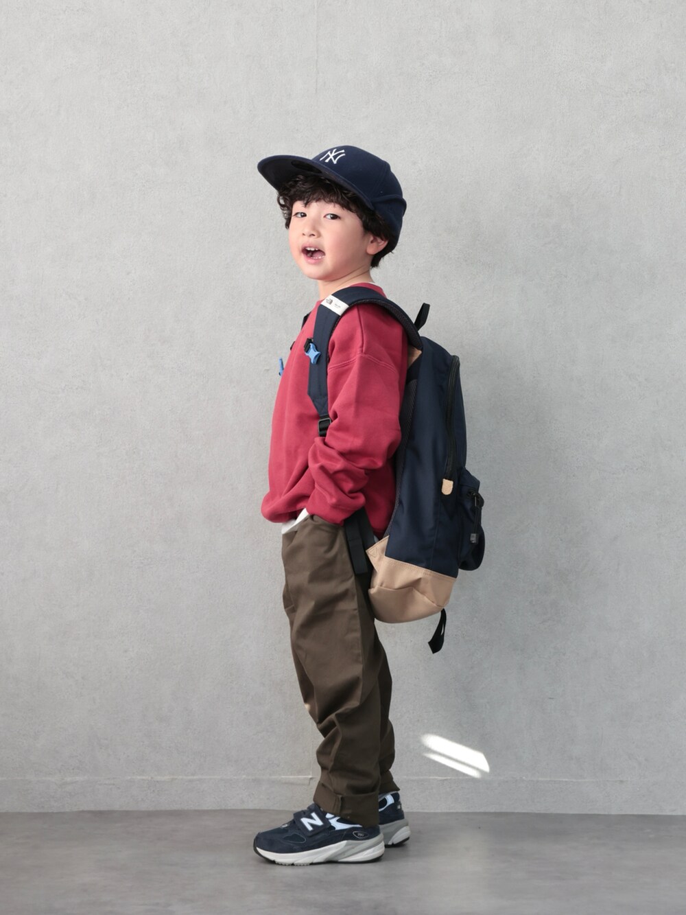 レッド系のスウェット、グリーン系のその他パンツ、ホワイト系のTシャツ/カットソーを着用したキッズの冬コーディネートの5枚目の写真