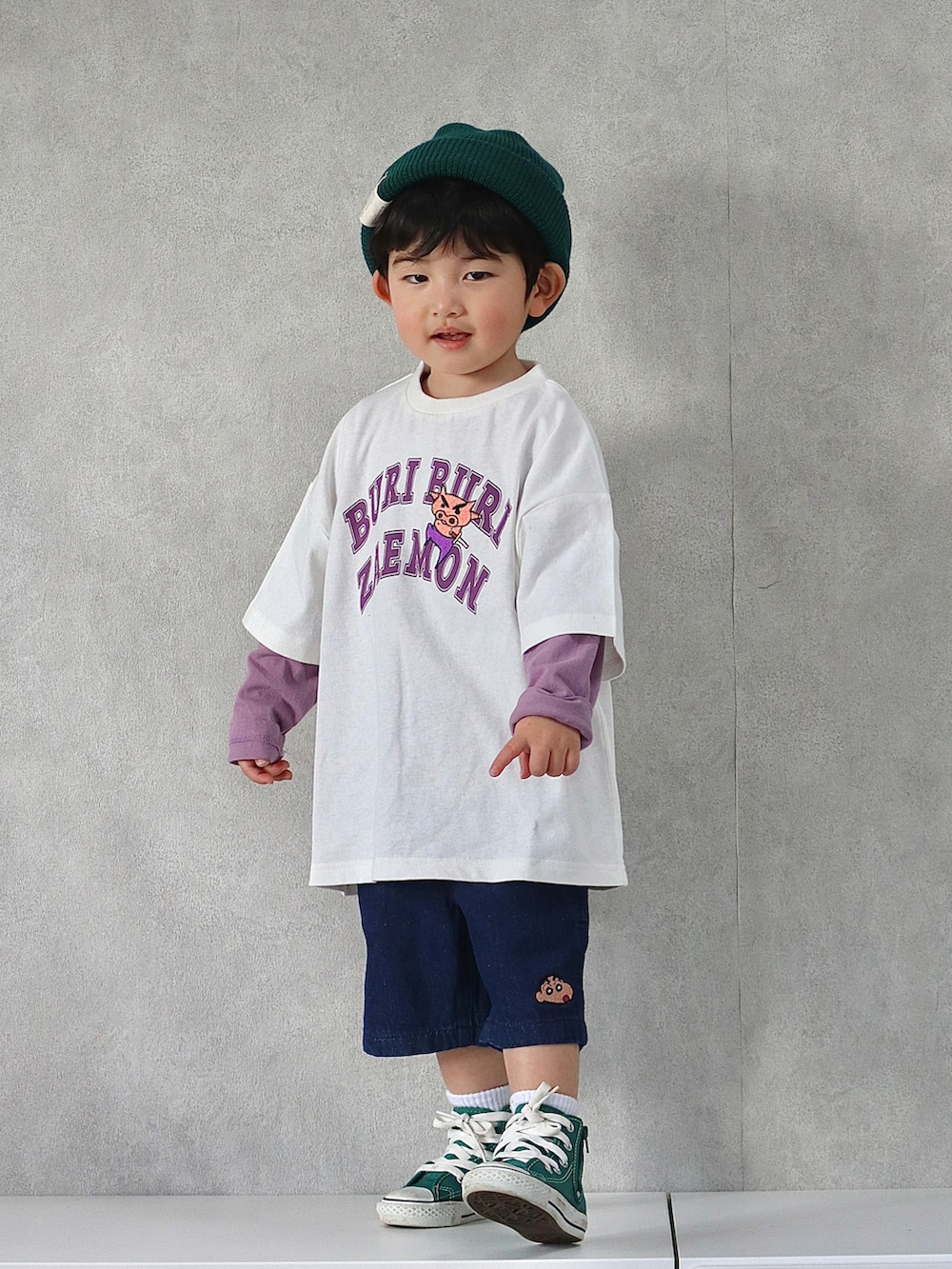 ホワイト系のTシャツ/カットソー、パープル系のTシャツ/カットソー、ブルー系のデニムパンツを着用したキッズの春コーディネートの3枚目の写真