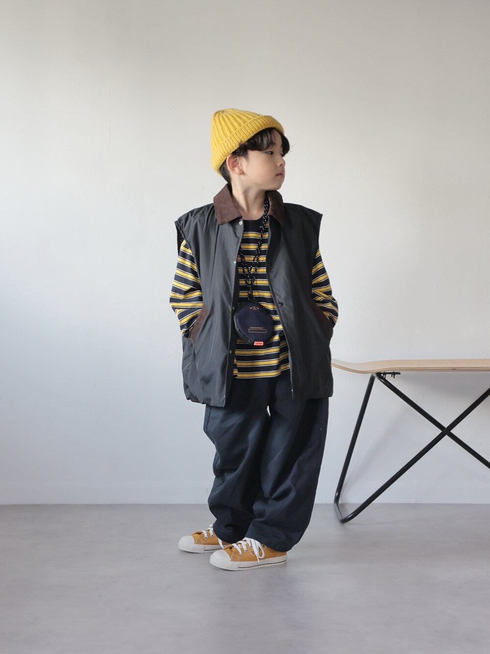 ブラック系のブルゾン、ブルー系のTシャツ/カットソー、ブルー系のその他パンツを着用したキッズの冬コーディネートの4枚目の写真