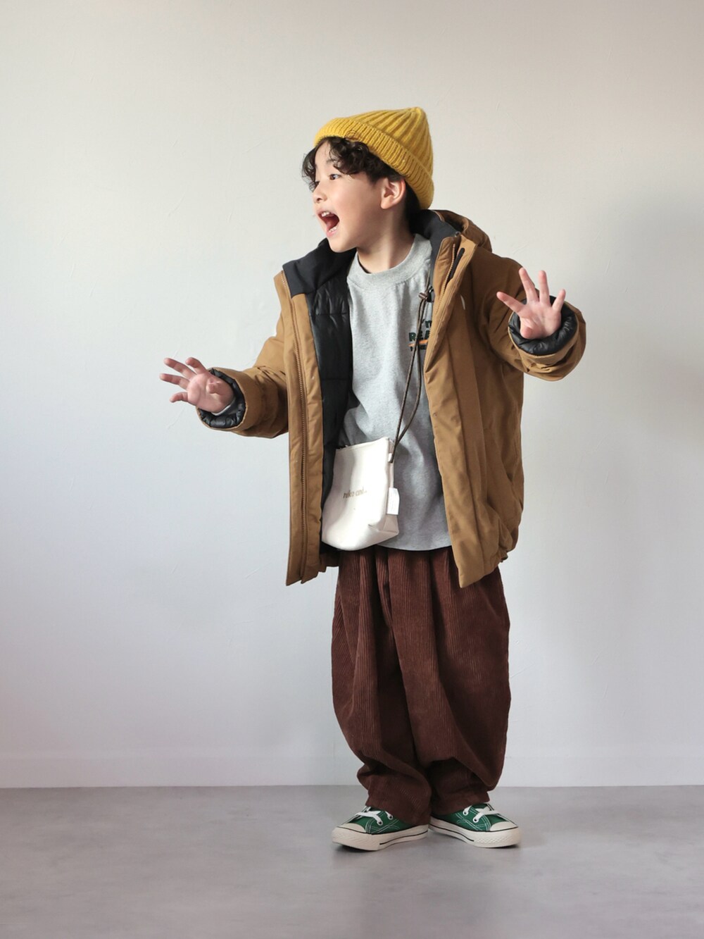 グレー系のTシャツ/カットソー、ブラウン系のその他パンツ、グリーン系のスニーカーを着用したキッズの冬コーディネートの3枚目の写真