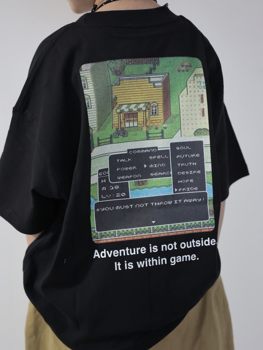 ブラック系のTシャツ/カットソー、ブラウン系のその他パンツ、ブルー系のスニーカーを着用したキッズの春コーディネートの3枚目の写真