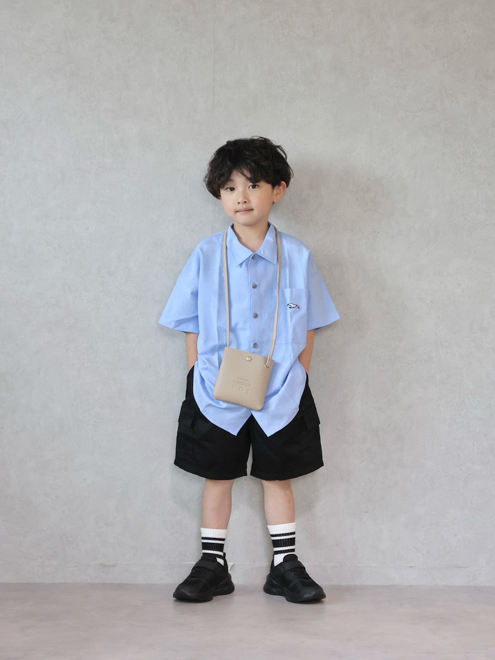 ブルー系のシャツ/ブラウス、ブラック系のその他パンツ、ブラック系のスニーカーを着用したキッズの夏コーディネートの2枚目の写真