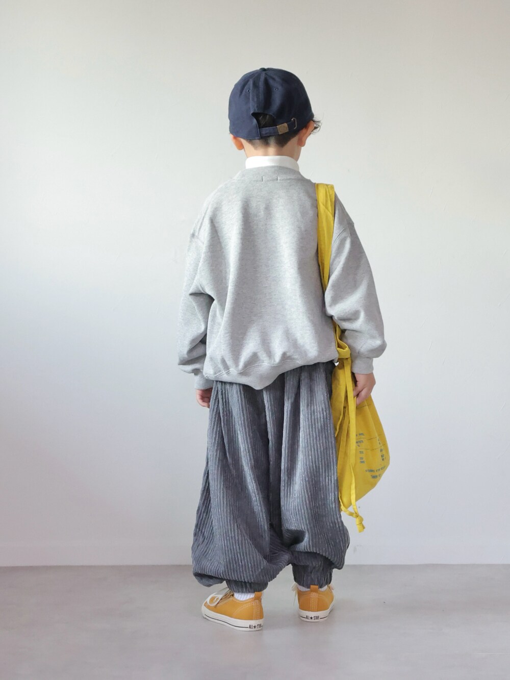 グレー系のスウェット、ホワイト系のTシャツ/カットソー、グレー系のその他パンツを着用したキッズの秋コーディネートの3枚目の写真