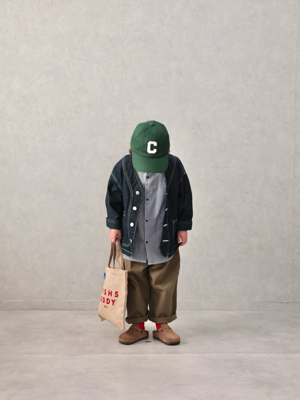 ブルー系のカバーオール、ブルー系のシャツ/ブラウス、グリーン系のパンツを着用したキッズの春コーディネートの4枚目の写真