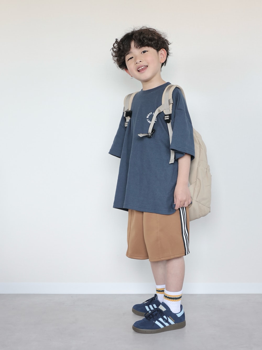 ブルー系のTシャツ/カットソー、パープル系のその他パンツ、ブルー系のスニーカーを着用したキッズの春コーディネートの2枚目の写真