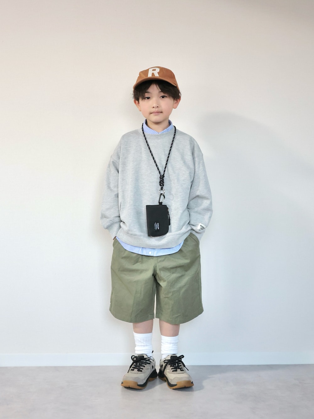 ブルー系のシャツ/ブラウス、グレー系のスウェット、ベージュ系のスニーカーを着用したキッズの冬コーディネートの4枚目の写真