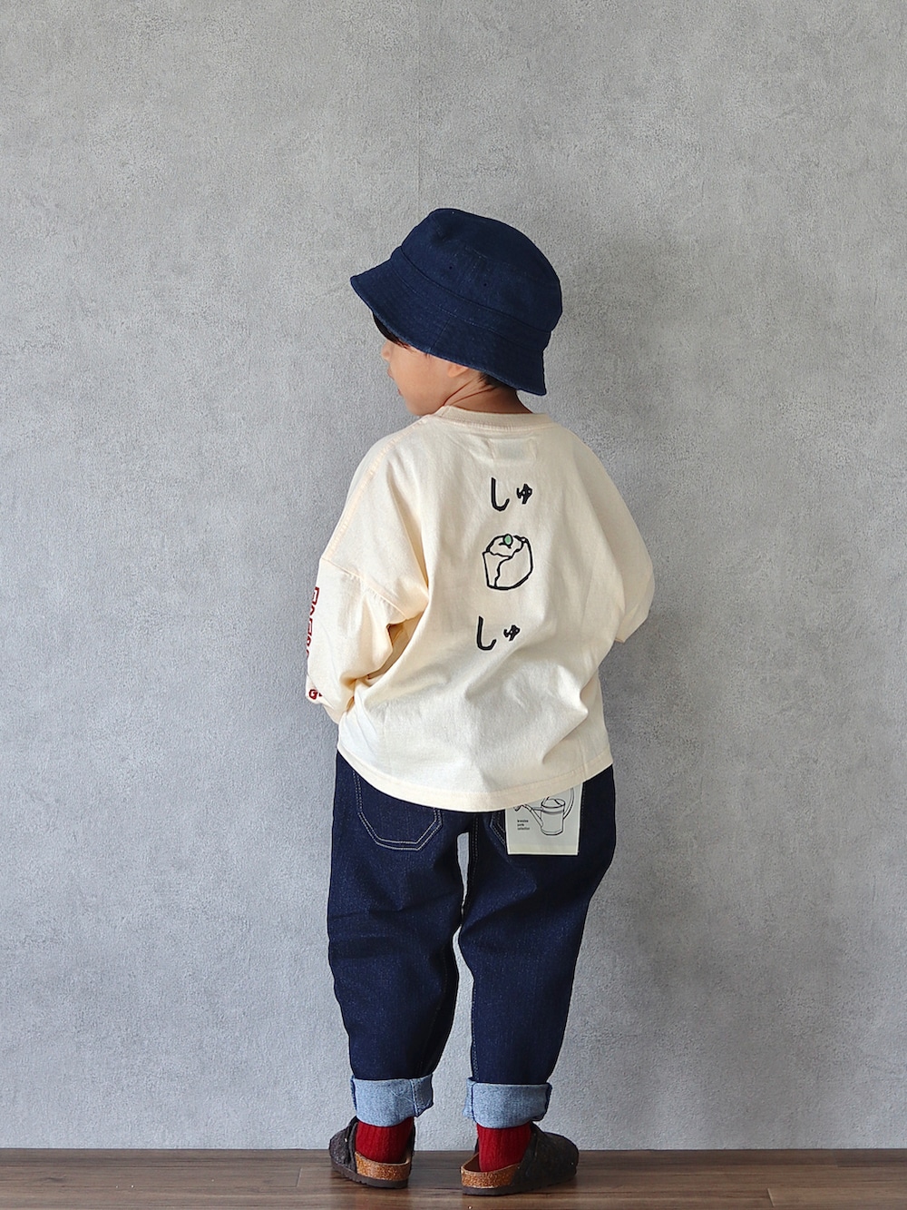 ホワイト系のTシャツ/カットソー、ブルー系のデニムパンツ、グレー系のシューズを着用したキッズの秋コーディネートの2枚目の写真