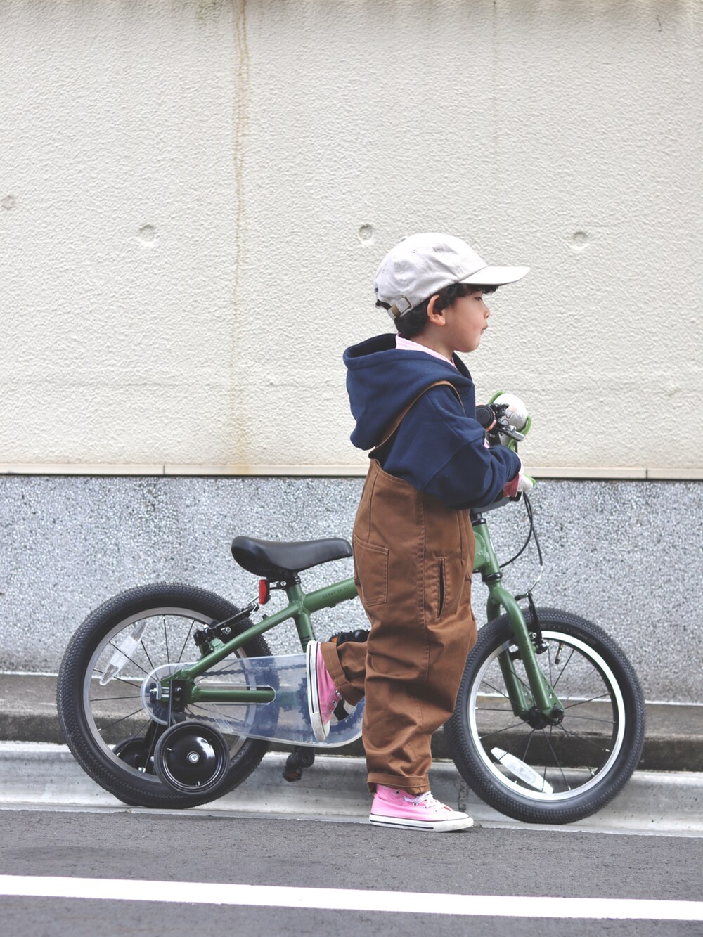 ブルー系のパーカー、ピンク系のシャツ/ブラウス、ブラウン系のサロペット/オーバーオールを着用したキッズの春コーディネートの2枚目の写真